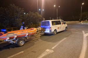 λέμβος μεταφέρεται με φορτηγάκι
