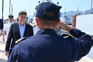 Ο Μιλτιάδης Βαρβιτσιώτης με στελέχη του Λιμενικού