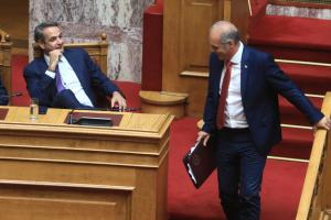Ο Κυριάκος Μητσοτάκης και ο Κυριάκος Βελόπουλος στη Βουλή