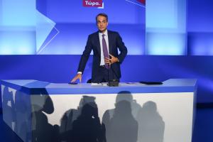 Ο Κυριάκος Μητσοτάκης και σκιές φωτογράφων