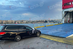 Η νεκροφόρα που μεταφέρει τη σορό του Αντώνη μπαίνει στο πλοίο