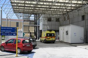 Αυτοκίνητο και ασθενοφόρο στην είσοδο του Γ.Ν Βόλου