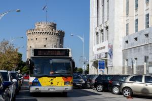 Λεωφορείο του ΟΑΣΘ μπροστά στον Λευκό Πύργο