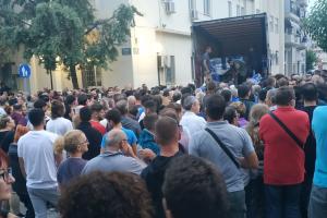Κόσμος στην ουρά για να πάρει νερό που μοιράζουν εθελοντές από φορτηγό