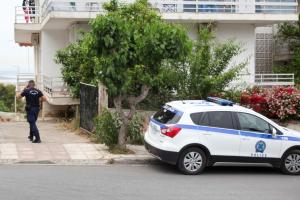 Αστυνομικός και περιπολικό της ΕΛΑΣ