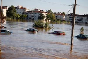 Πλημμυρισμένος δρόμος με το νερό να έχει σκεπάσει σχεδόν τα αμάξια