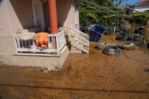 Λάσπες σε πλημμυρισμένη αυλή σπιτιού μετά την κακοκαιρία