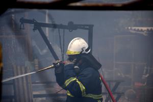 Πυροσβέστης μέσα σε καπνούς
