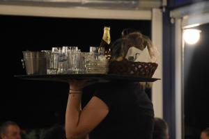 Σερβιτόρα κρατάει γεμάτο δίσκο στο χέρι της