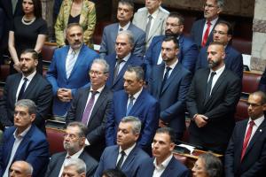 Ο Στίγκας και οι βουελυτές των Σπαρτιατών όρθιοι στα έδρανα της Βουλής