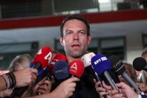 Ο Στέφανος Κασσελάκης μιλά σε μικρόφωνα δημοσιογράφων