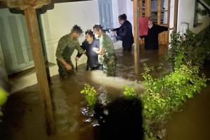Ο στρατός απεγκλωβίζει κόσμο