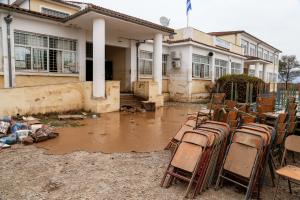 Καρέκλες στις λάσπες έξω από σχολείο
