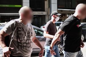 Δύο άνθρωποι με χειροπέδες