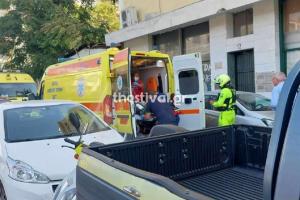 Το ασθενοφόρο την ώρα που παραλαμβάνει τον άντρα που έπεσε στο ασανσέρ
