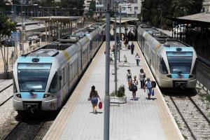 Τρένα και κόσμος που περνά στον σταθμό Λαρίσης