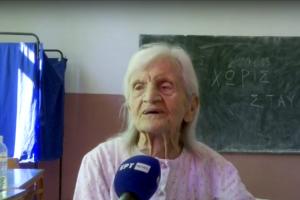 Γιαγιά 104 ετών μιλά στο μικρόφωνο δημοσιογράφου