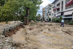 Άνθρωπος περπατά στις λάσπες