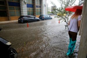 Γυναίκα με ομπρέλα στη βροχή