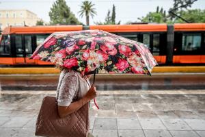 βροχή κακοκαιρία ομπρέλα τραμ