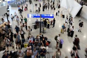 Κόσμος στο αεροδρόμιο Ελευθέριος Βενιζέλος