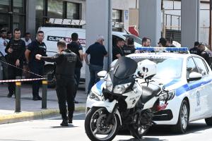 Μηχανή και περιπολικό της αστυνομίας