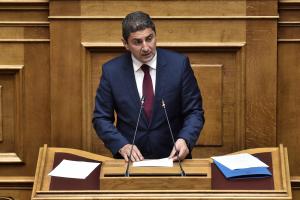 O Λευτέρης Αυγενάκης στο βήμα της Βουλής