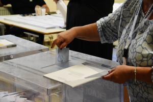 Γυναίκα βάζει φάκελο στην κάλπη