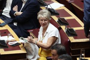 Η Έλενα Ακρίτα στα έδρανα της Βουλής