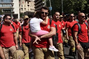 Εποχικοί πυροσβέστες σε πορεία