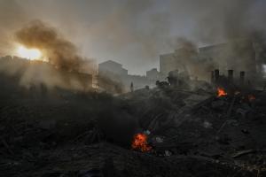 Μαύρος καπνός και φωτιά στα ερείπια στην Γάζα
