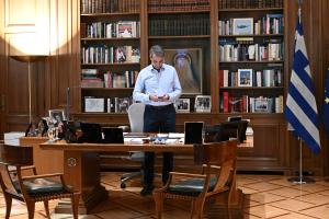 Ο Κυριάκος Μητσοτάκης στο γραφείο του