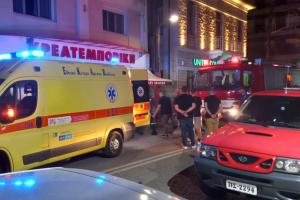 Ασθενοφόρο έξω από το κρεοπωλείο που πέθανε η 50χρονη