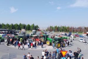 Τρακτέρ πλημμυροπαθών αγροτών στην Λάρισα