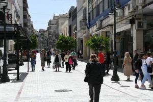 Κόσμος περπατάει στην Ερμού