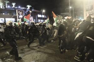 ΜΑΤ επιτίθονται σε κόσμο στην πορεία υπέρ της Παλαιστίνης