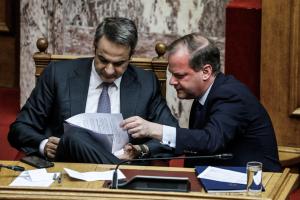 Ο Κυριάκος Μητσοτάκης και ο Κώστας Καραμανλής στη Βουλή