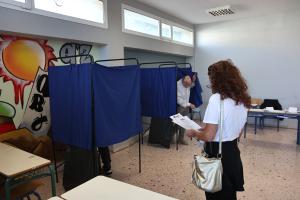 Κόσμος ψηφίζει στις αυτοδιοικητικές εκλογές