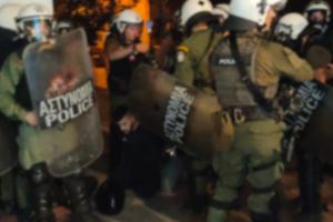 ΜΑΤ προσαγάγουν άτομο στα Εξάρχεια