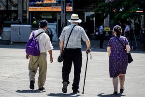 Ηλικιωμένοι περπατούν στον δρόμο