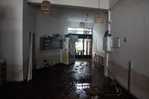 Λάσπες μέσα σε μαγαζί