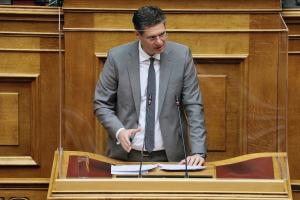 Ο Διονύσης Καλαματιανός στο βήμα της Βουλής