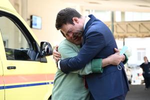 Ο Στέφανος Κασσελάκης αγκαλιάζει άνθρωπο