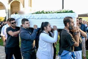 Στιγμιότυπο από την κηδεία του 17χρονου που πυροβολήθηκε από αστυνομικό στη Βοιωτία