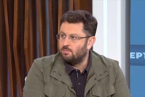 Ο Κώστας Ζαχαριάδης στο πλατό της ΕΡΤ δίνει συνέντευξη