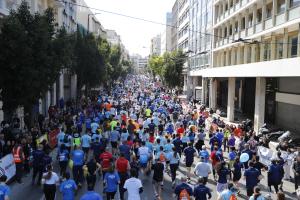 Δρομείς στο κέντρο της Αθήνας τρέχουν στον Ημιμαραθώνιο