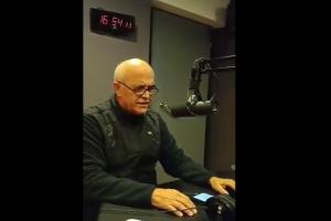 O Γιώργος Μεράντζας στο Στούντιο του Στο Κόκκινο τραγουδά