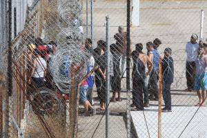 Μετανάστες σε κέντρο κράτησης