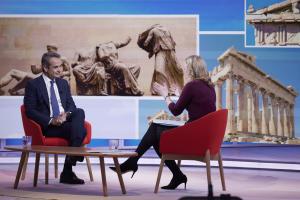 Ο Κυριάκος Μητσοτάκης και η Laura Kuenssberg