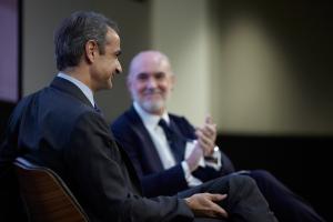 Ο Κυριάκος Μητσοτάκης σε συζήτηση με τον Luigi Rizzo